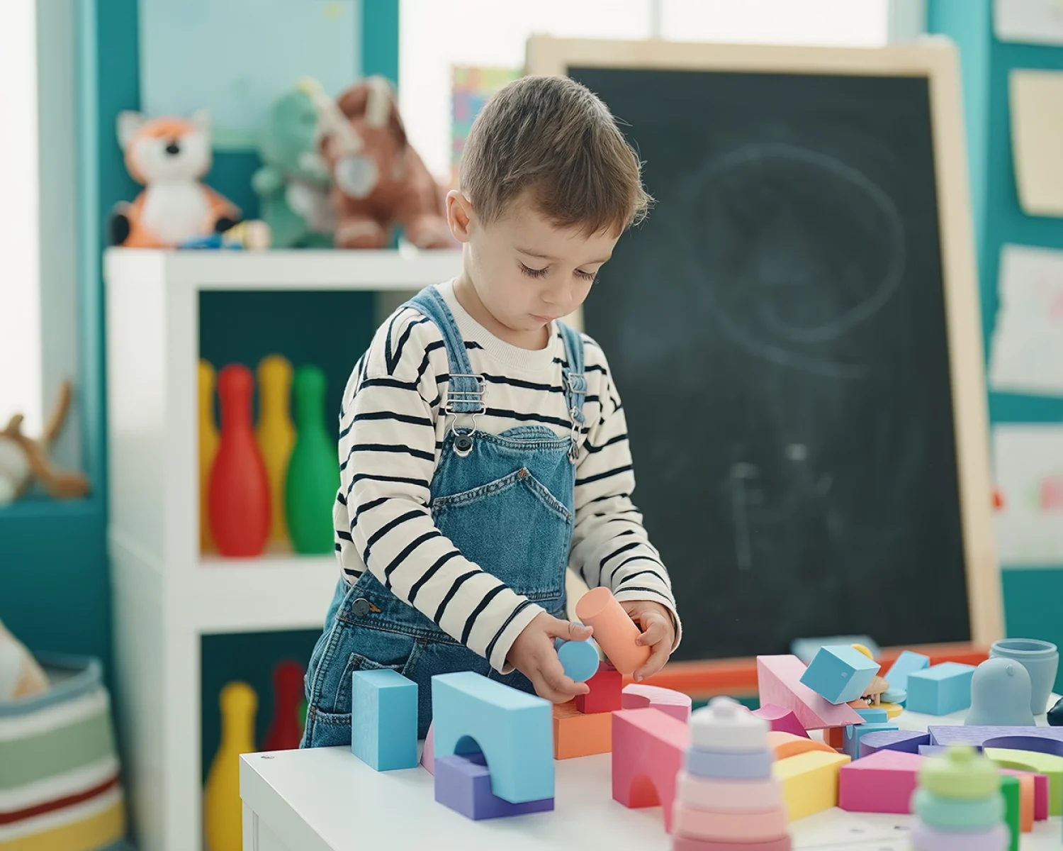 adorable-caucasian-boy-playing-with-construction-blocks-kindergarten copia