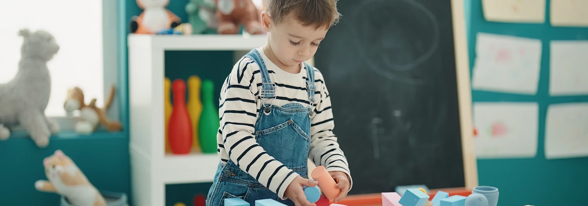 adorable-caucasian-boy-playing-with-construction-blocks-kindergarten copia